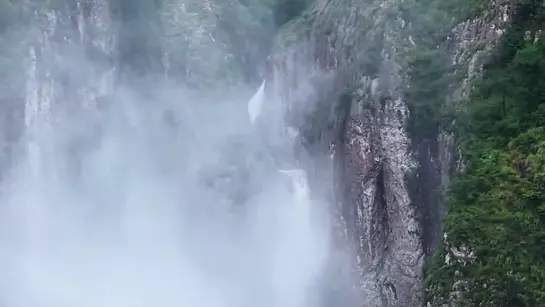 大龙湫瀑布倒流引热议，LOL版本逆流策略或成LPL季后赛新杀招